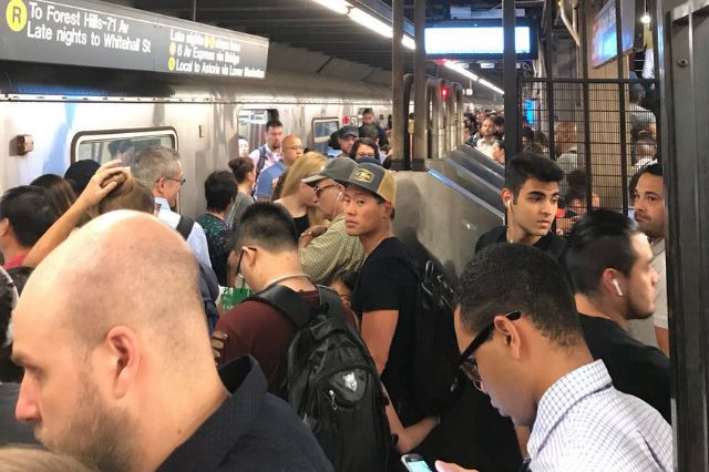 The N/R platform at Union Street in Brooklyn this morning.